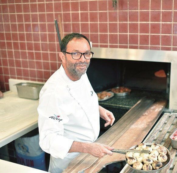 Derneğimizin ilk üyelerinden Çiya Sofrası’nın sahibi ve  şefi Musa Dağdeviren Phaidon etiketiyle tüm dünyada yayınlanan ” The Turkish Cookbook” kitabı ile dünyanın en prestijli ödüllerinden Gourmand Cookbook Awards’ı kazandı