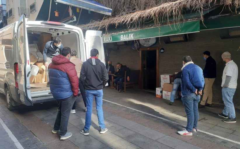 Kadıköy Belediyesi’nden gönderilen gıda yardımı kolilerini ihtiyaç sahibi kapalı iş yerlerinin personeline dağıtımını yaptık
