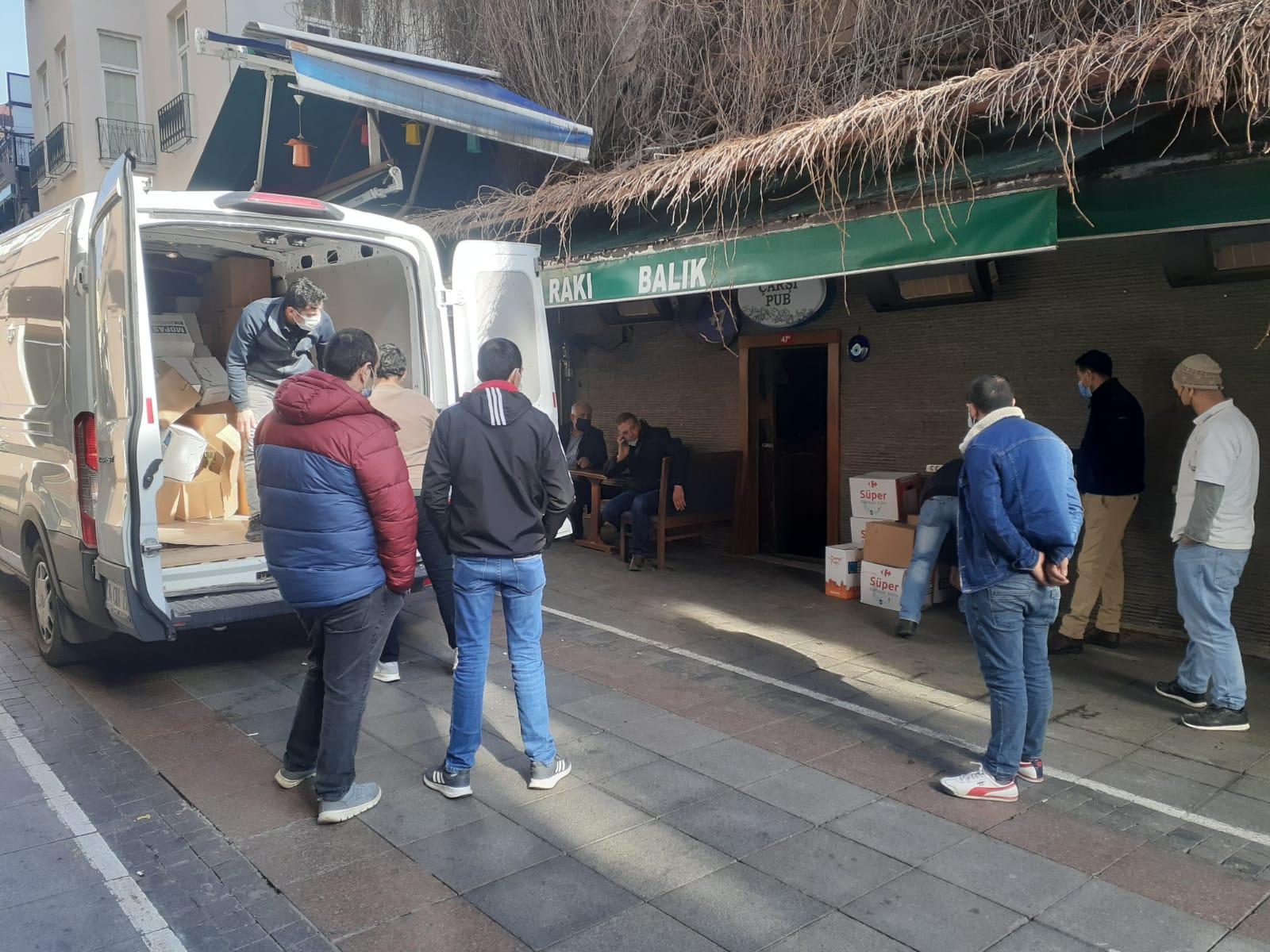 Kadıköy Belediyesi’nden gönderilen gıda yardımı kolilerini ihtiyaç sahibi kapalı iş yerlerinin personeline dağıtımını yaptık