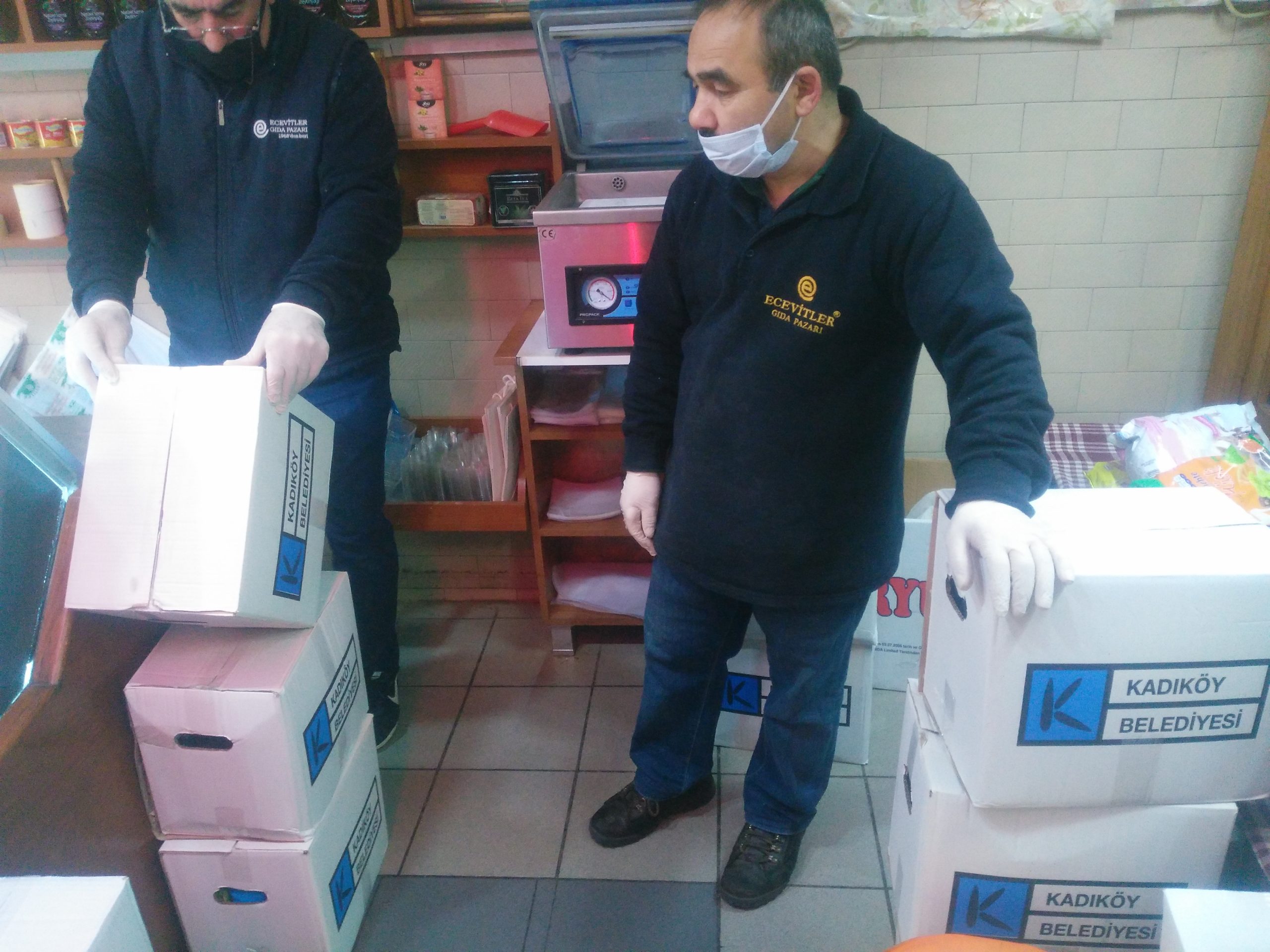 Kadıköy Belediyesi’nden gönderilen, Çarşımız Esnaflarının çalışanları için erzak dağıtımını yaptık